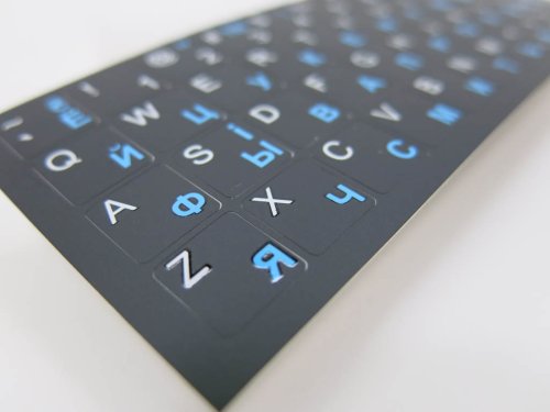 Матові UV-наклейки на клавіатуру ноутбука (чорна основа): англійські літери — білі, українські та кирилиця — блакитні, із захисним UV-лаком