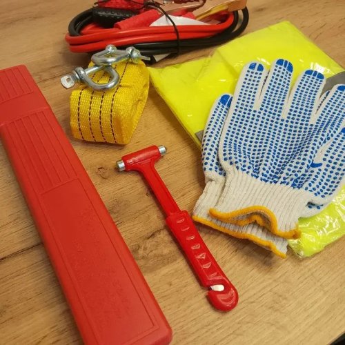 Портативний аварійний комплект для авто: універсальний дорожній набір безпеки