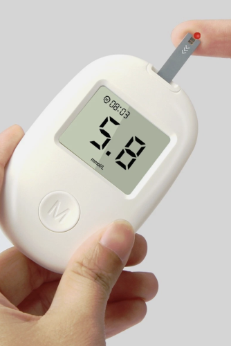 Компактний глюкометр GLM-76 для вимірювання рівня цукру в крові