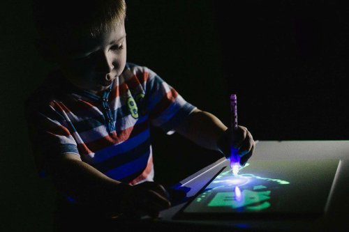 Планшет-дошка «Малюй світлом» A4, набір для малювання в темряві, 30×21 см